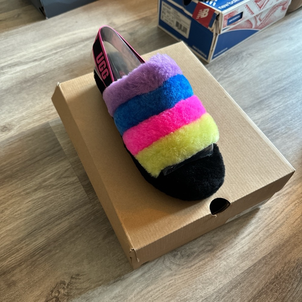 UGG Women's Vibrant Fluffy Slippers ( BRAND NEW✅)